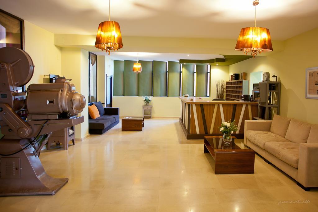 فندق Lantana Garden Pilas المظهر الخارجي الصورة