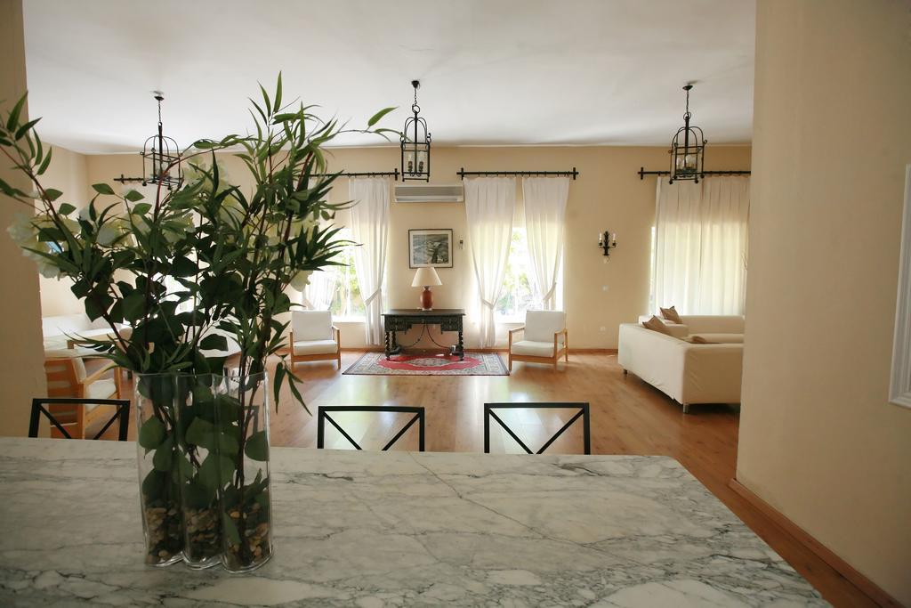 فندق Lantana Garden Pilas المظهر الخارجي الصورة
