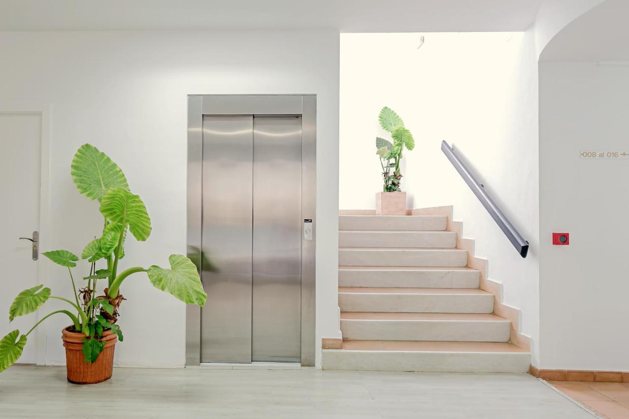 فندق Lantana Garden Pilas المظهر الخارجي الصورة