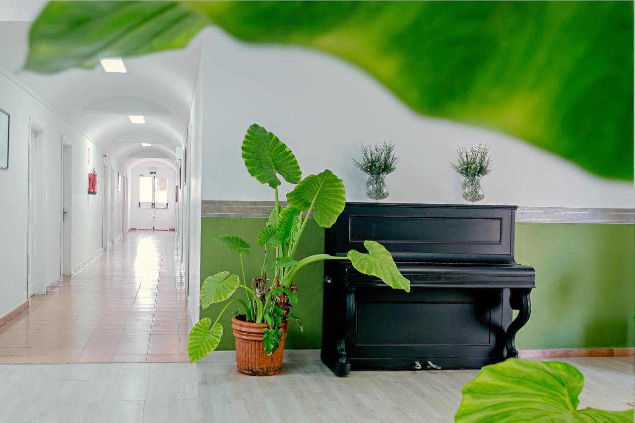فندق Lantana Garden Pilas المظهر الخارجي الصورة