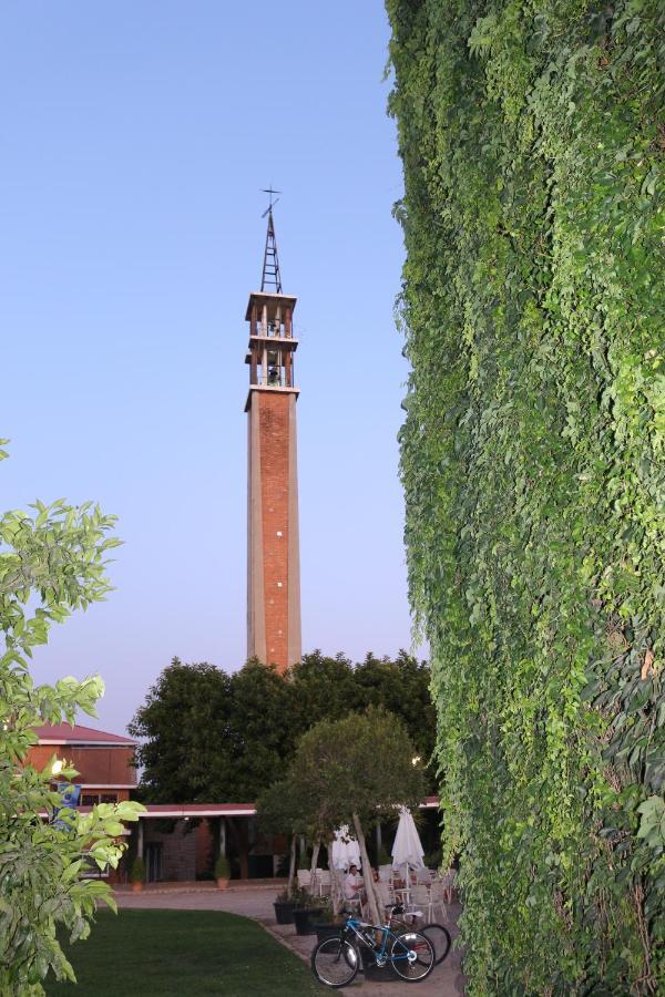 فندق Lantana Garden Pilas المظهر الخارجي الصورة