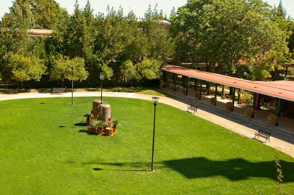 فندق Lantana Garden Pilas المظهر الخارجي الصورة